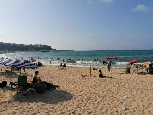 ARNAVUTKÖY'DE SICAKTAN BUNALANLAR KARABURUN SAHİLİ'NE AKIN ETTİ