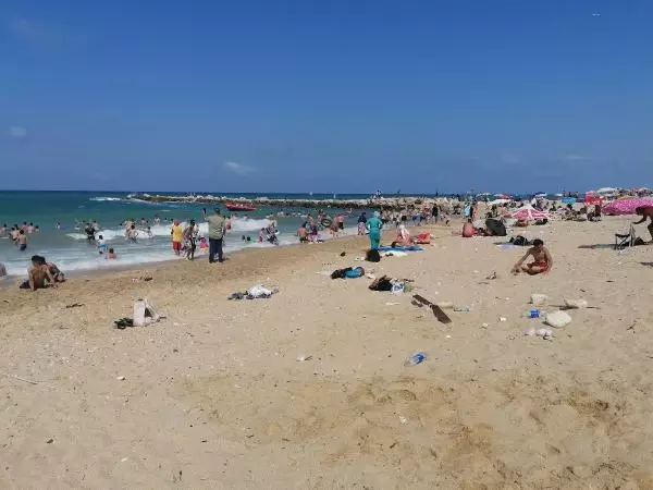 ARNAVUTKÖY'DE SICAKTAN BUNALANLAR KARABURUN SAHİLİ'NE AKIN ETTİ