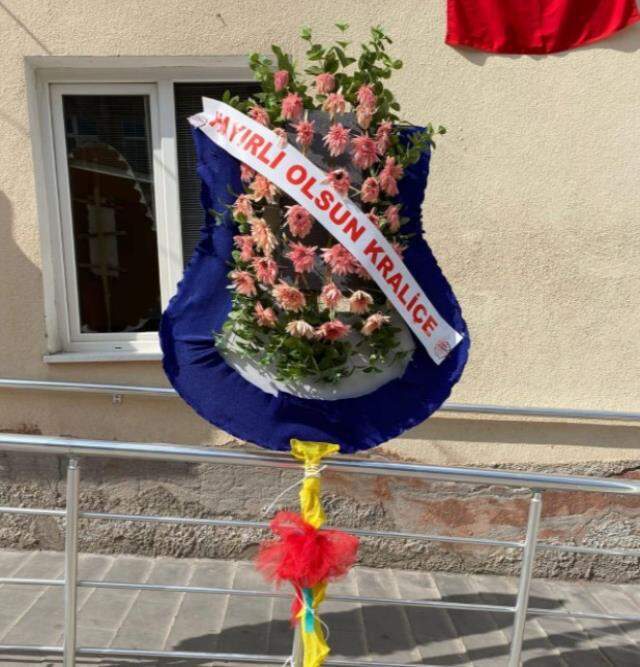 Atama sonrası müdüre gönderilen çelenk dikkat çekti: Çekemeyenler zil taksın