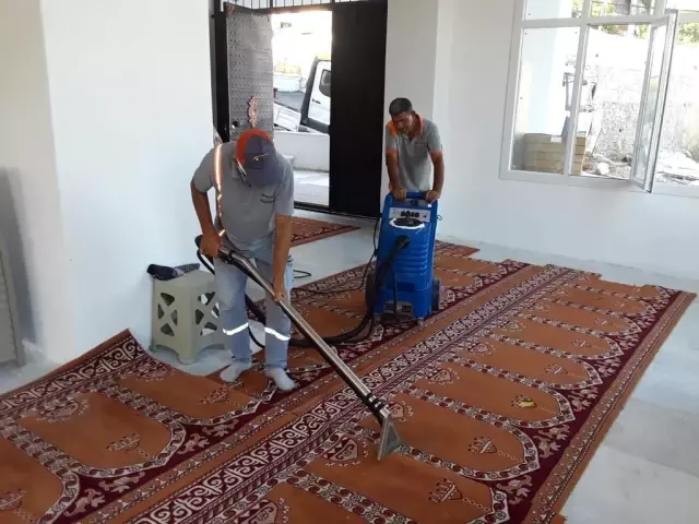 Ayvalık'ta ibadethanelere bayram temizliği