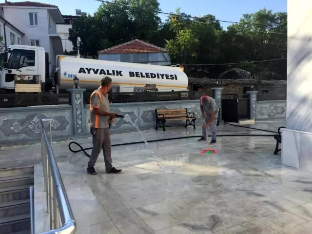 Ayvalık'ta ibadethanelere bayram temizliği