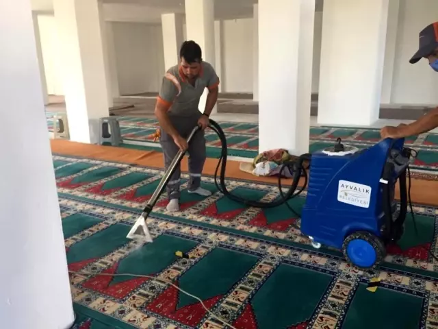 Ayvalık'ta ibadethanelere bayram temizliği