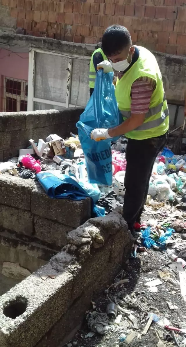Bağlar Belediyesi ekipleri kullanılmayan yapılarda biriken çöpleri temizledi Bağlar Belediyesi ekipleri kullanılmayan yapılarda biriken çöpleri temizledi