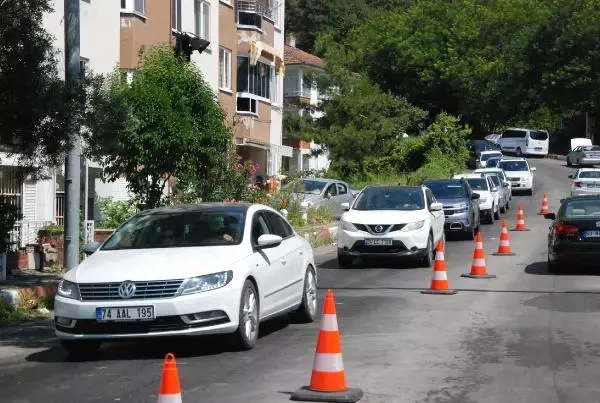 BARTIN'DA İNKUM DOLDU, ARAÇ GEÇİŞİNE İZİN VERİLMEDİ