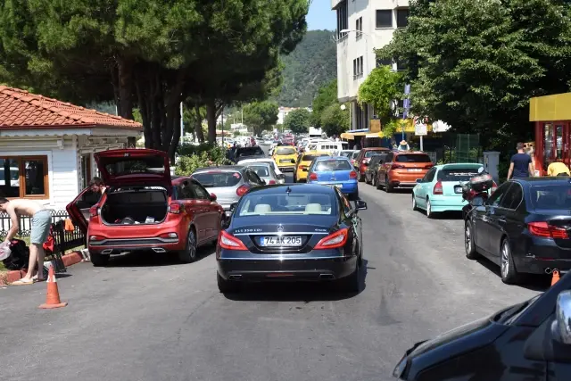 İnkumu beldesi tatilci yoğunluğu nedeniyle araç girişine kapatıldı