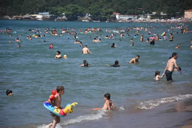 İnkumu beldesi tatilci yoğunluğu nedeniyle araç girişine kapatıldı