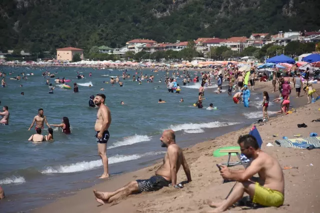 İnkumu beldesi tatilci yoğunluğu nedeniyle araç girişine kapatıldı