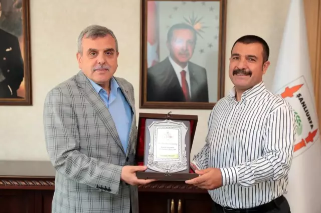 Başkan Beyazgül'den emekliye ayrılan Esen'e teşekkür plaketi