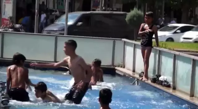 Son dakika: Termometreler 43 dereceyi gösterdi, kavurucu sıcaklar çocukları süs havuzlarına yönlendirdi