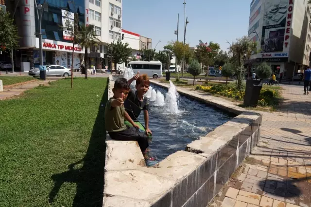 Son dakika: Termometreler 43 dereceyi gösterdi, kavurucu sıcaklar çocukları süs havuzlarına yönlendirdi