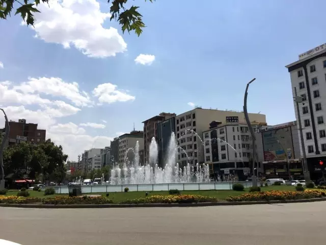 Son dakika: Termometreler 43 dereceyi gösterdi, kavurucu sıcaklar çocukları süs havuzlarına yönlendirdi