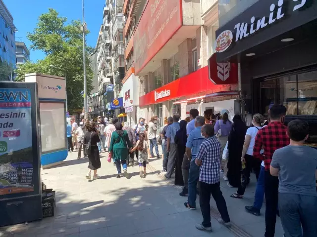 Bayram öncesi yoğunluk nedeniyle vaka sayılarının artmasından endişe ediliyor Bayram öncesi yoğunluk nedeniyle vaka sayılarının artmasından endişe ediliyor