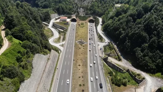 Bolu'da bayram trafiğinde akıcı yoğunluk devam ediyor Bolu'da bayram trafiğinde akıcı yoğunluk devam ediyor