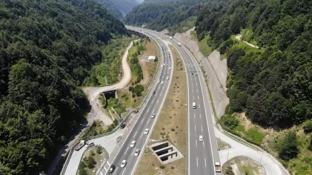 Bolu'da bayram trafiğinde akıcı yoğunluk devam ediyor