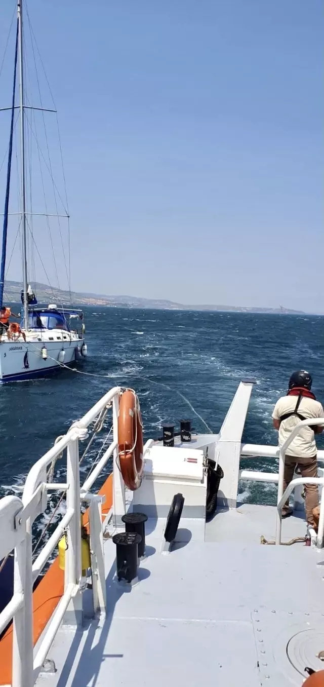 Çanakkale açıklarında sürüklenen yelkenli kurtarıldı