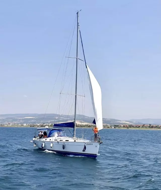 Çanakkale açıklarında sürüklenen yelkenli kurtarıldı