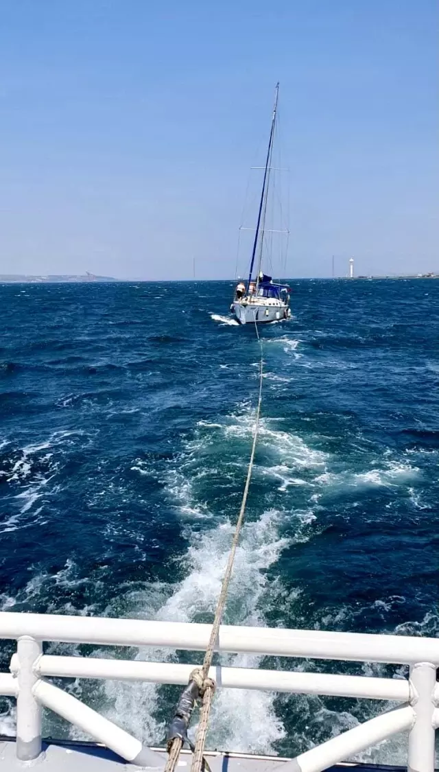 Çanakkale açıklarında sürüklenen yelkenli kurtarıldı