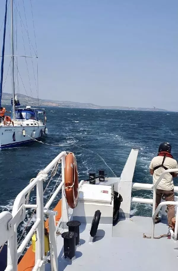 ÇANAKKALE BOĞAZI'NDA SÜRÜKLENEN YELKENLİ TEKNE KURTARILDI ÇANAKKALE BOĞAZI'NDA SÜRÜKLENEN YELKENLİ TEKNE KURTARILDI