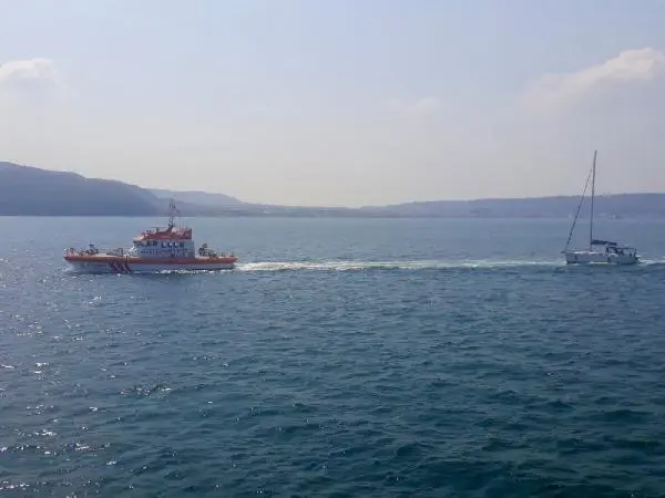 ÇANAKKALE BOĞAZI'NDA SÜRÜKLENEN YELKENLİ TEKNE KURTARILDI