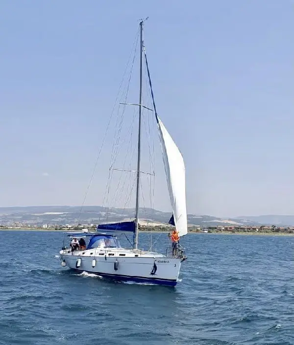 ÇANAKKALE BOĞAZI'NDA SÜRÜKLENEN YELKENLİ TEKNE KURTARILDI
