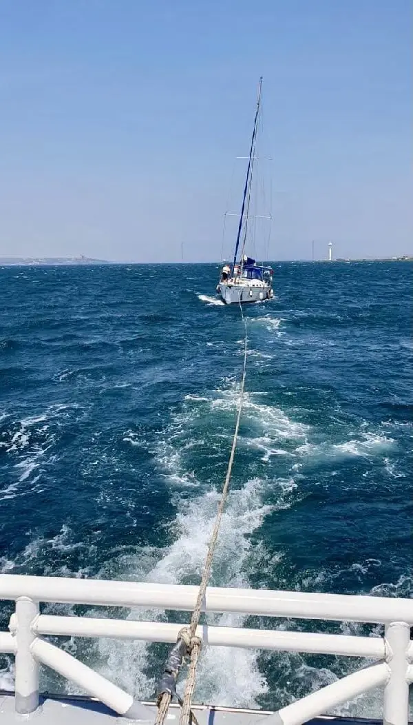 ÇANAKKALE BOĞAZI'NDA SÜRÜKLENEN YELKENLİ TEKNE KURTARILDI