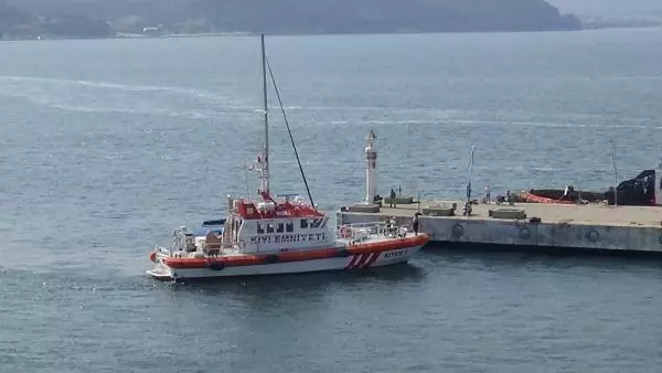 ÇANAKKALE BOĞAZI'NDA SÜRÜKLENEN YELKENLİ TEKNE KURTARILDI