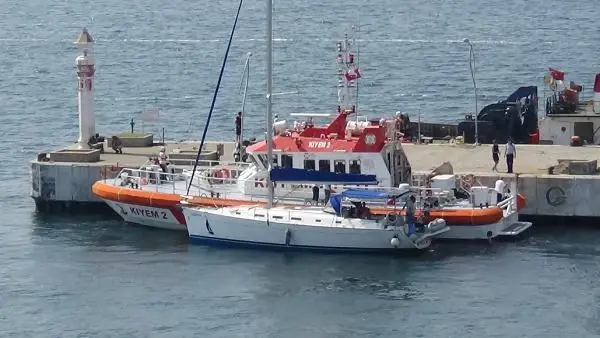 ÇANAKKALE BOĞAZI'NDA SÜRÜKLENEN YELKENLİ TEKNE KURTARILDI