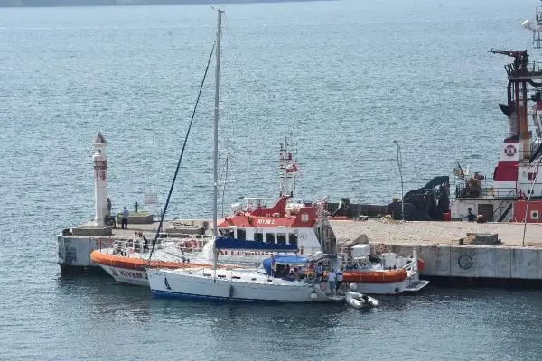 ÇANAKKALE BOĞAZI'NDA SÜRÜKLENEN YELKENLİ TEKNE KURTARILDI