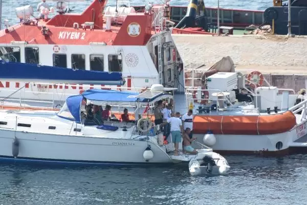 ÇANAKKALE BOĞAZI'NDA SÜRÜKLENEN YELKENLİ TEKNE KURTARILDI