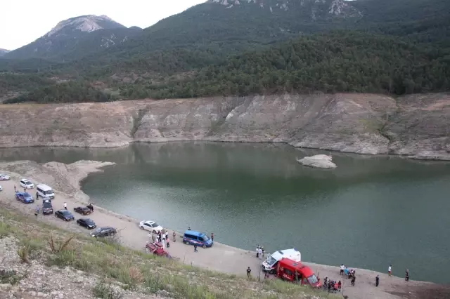 Amasya'da baraj gölünde kaybolan aynı aileden 5 kişinin cesedine ulaşıldı 16 Amasya'da baraj gölünde kaybolan aynı aileden 5 kişinin cesedine ulaşıldı