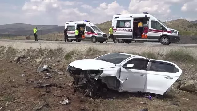 Devrilen otomobildeki 5 kişi yaralandı