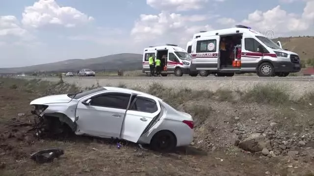 Devrilen otomobildeki 5 kişi yaralandı