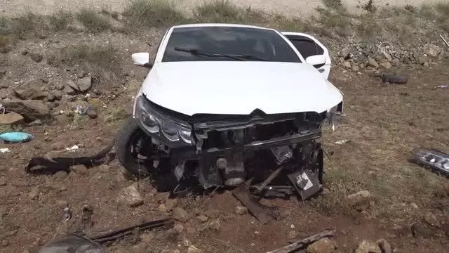 Devrilen otomobildeki 5 kişi yaralandı