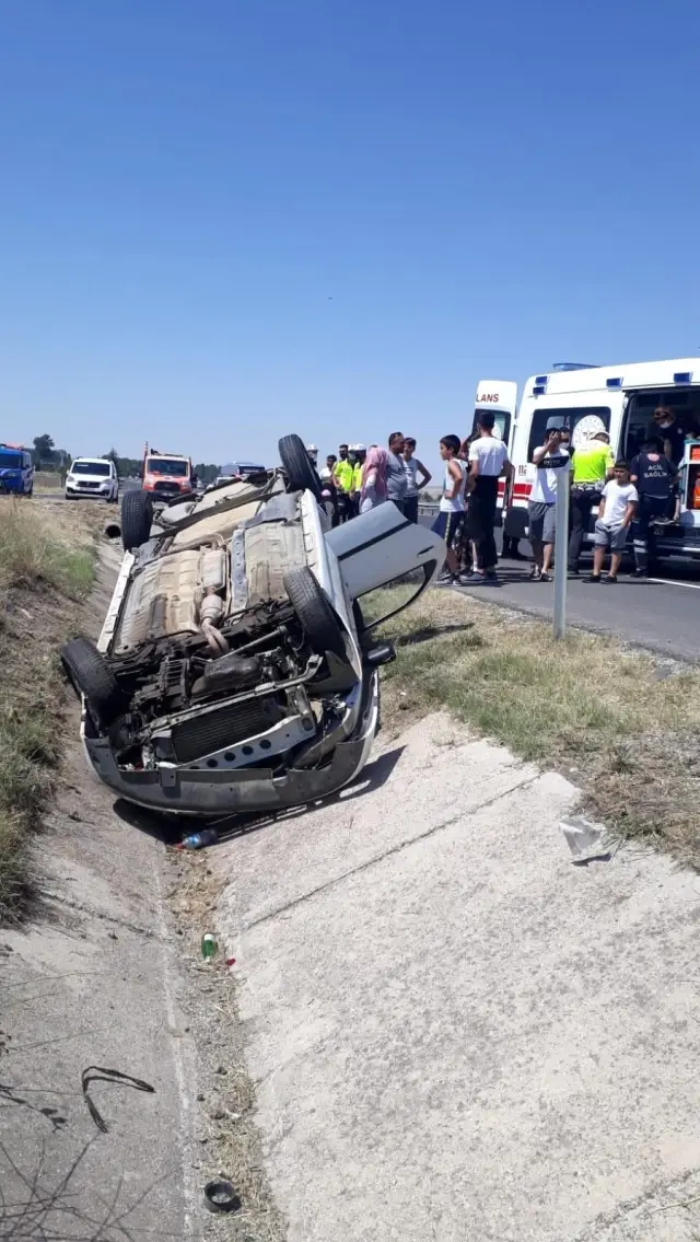 Direksiyon hakimiyetini kaybeden sürücü yağmur kanalına uçtu: 5 yaralı
