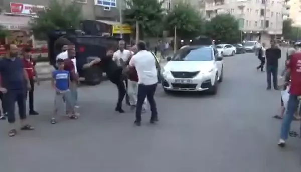 Son dakika haberleri: DİYARBAKIR'DA GAZETECİLERE SALDIRI KAMERADA Son dakika haberleri: DİYARBAKIR'DA GAZETECİLERE SALDIRI KAMERADA
