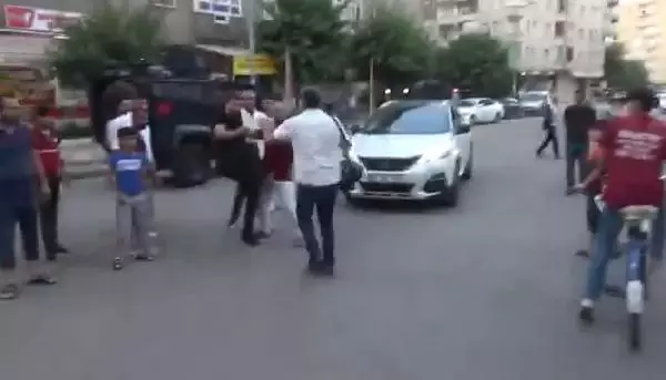 Son dakika haberleri: DİYARBAKIR'DA GAZETECİLERE SALDIRI KAMERADA