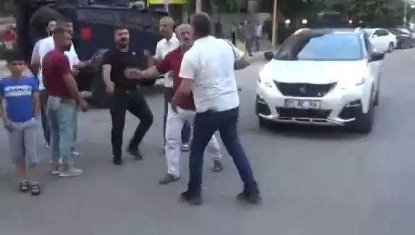 Son dakika haberleri: DİYARBAKIR'DA GAZETECİLERE SALDIRI KAMERADA