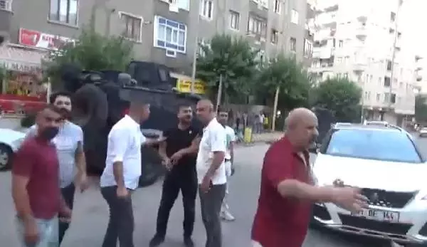 Son dakika haberleri: DİYARBAKIR'DA GAZETECİLERE SALDIRI KAMERADA