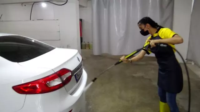 Oto yıkamacı kadın çalışanlar erkeklere taş çıkartıyor
