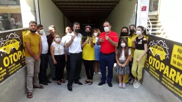 Oto yıkamacı kadın çalışanlar erkeklere taş çıkartıyor