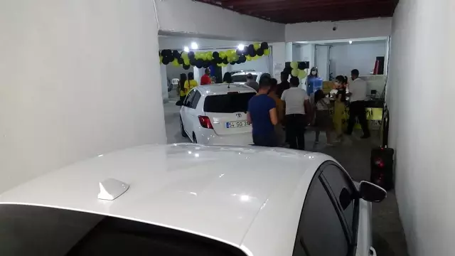 Oto yıkamacı kadın çalışanlar erkeklere taş çıkartıyor