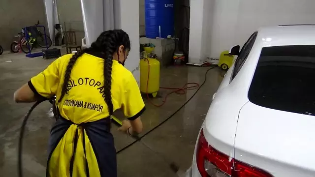 Oto yıkamacı kadın çalışanlar erkeklere taş çıkartıyor