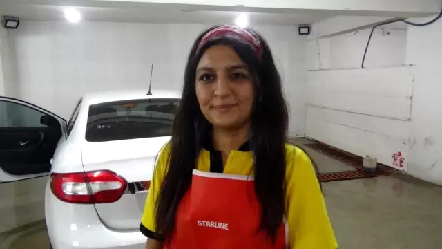 Oto yıkamacı kadın çalışanlar erkeklere taş çıkartıyor