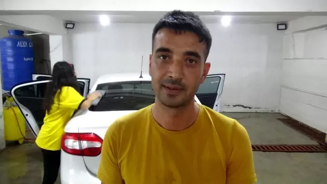 Oto yıkamacı kadın çalışanlar erkeklere taş çıkartıyor