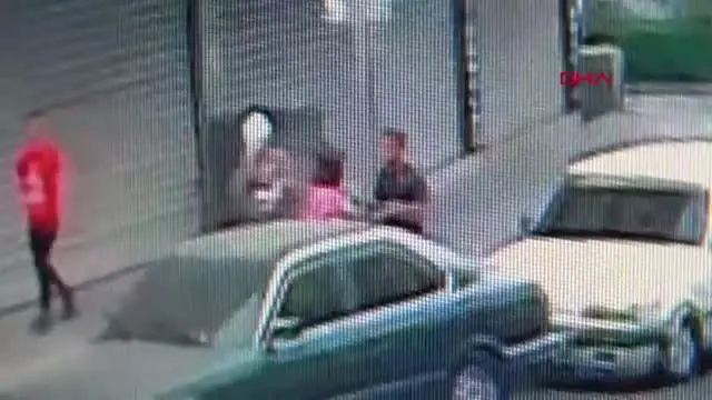DİYARBAKIR'DA, SOKAK ORTASINDA KADINA ŞİDDET ANI KAMERADA