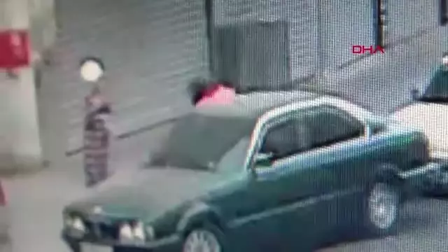 DİYARBAKIR'DA, SOKAK ORTASINDA KADINA ŞİDDET ANI KAMERADA
