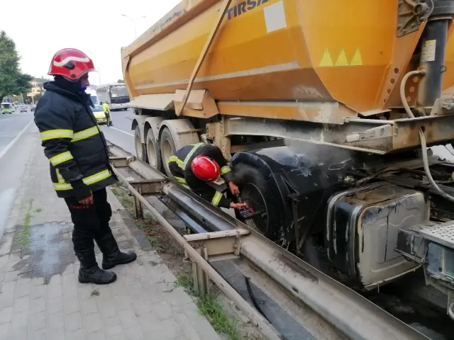 Dumanları gören vatandaş bahçe suladığı hortumu alarak yardıma koştu
