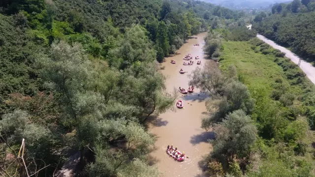 Rafting tesislerinde bayram tatili yoğunluğu yaşanıyor
