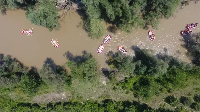 Rafting tesislerinde bayram tatili yoğunluğu yaşanıyor