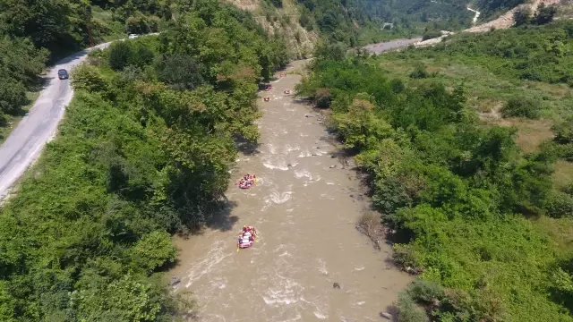 Rafting tesislerinde bayram tatili yoğunluğu yaşanıyor